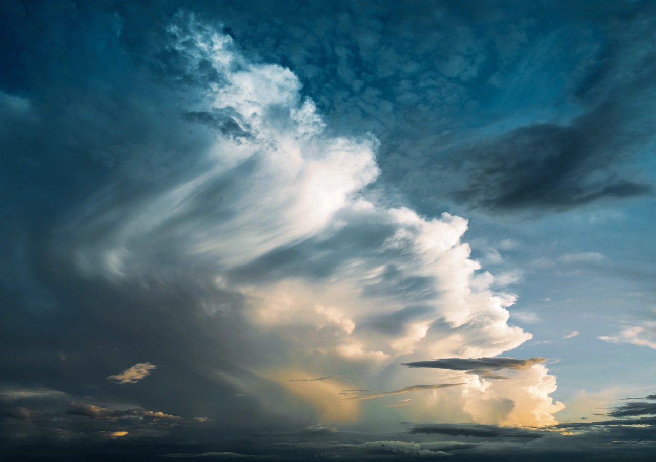 Hintergrundbild der Applikation: Dramatischer Himmel mit bewegten, wirbelnden Wolken.