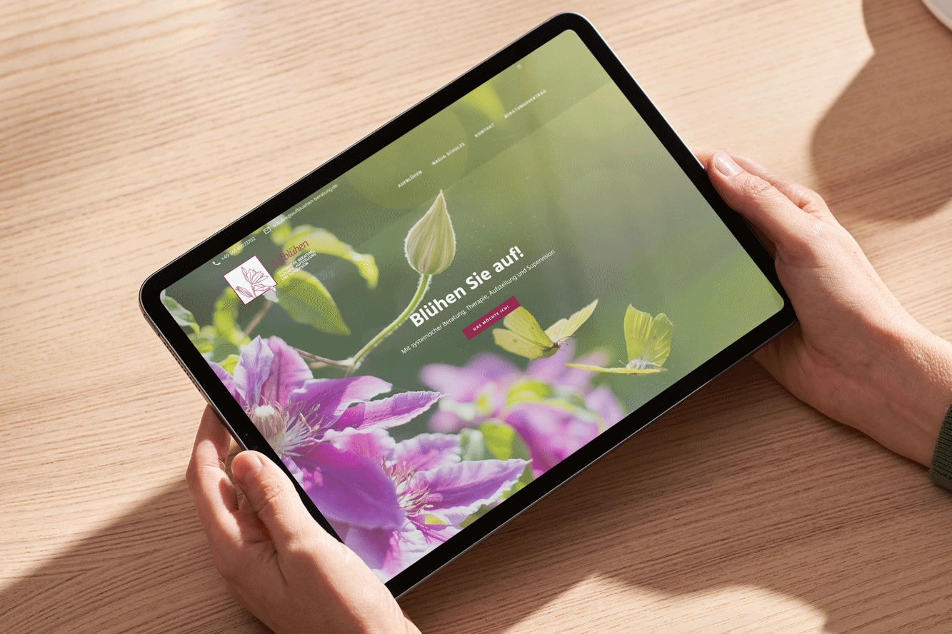 Website von Aufblühen Beratung auf dem Tablet.