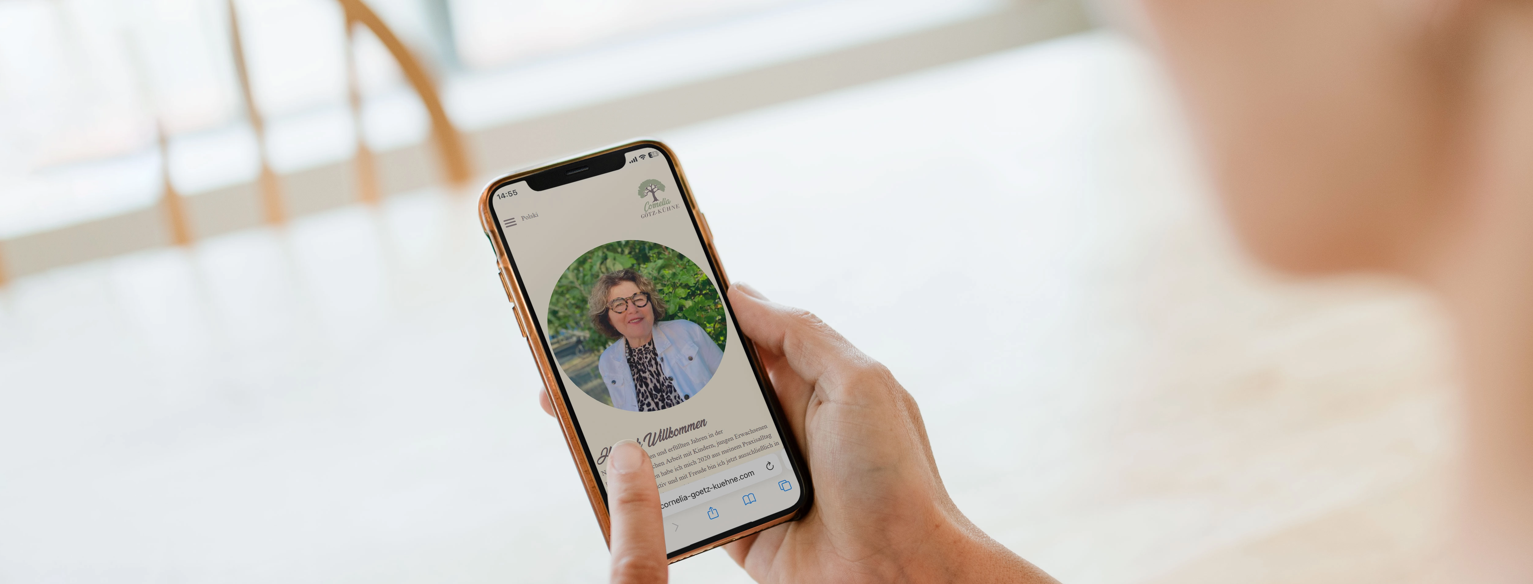 Startseite der Website von Cornelia Götz-Kühne auf dem Smartphone.