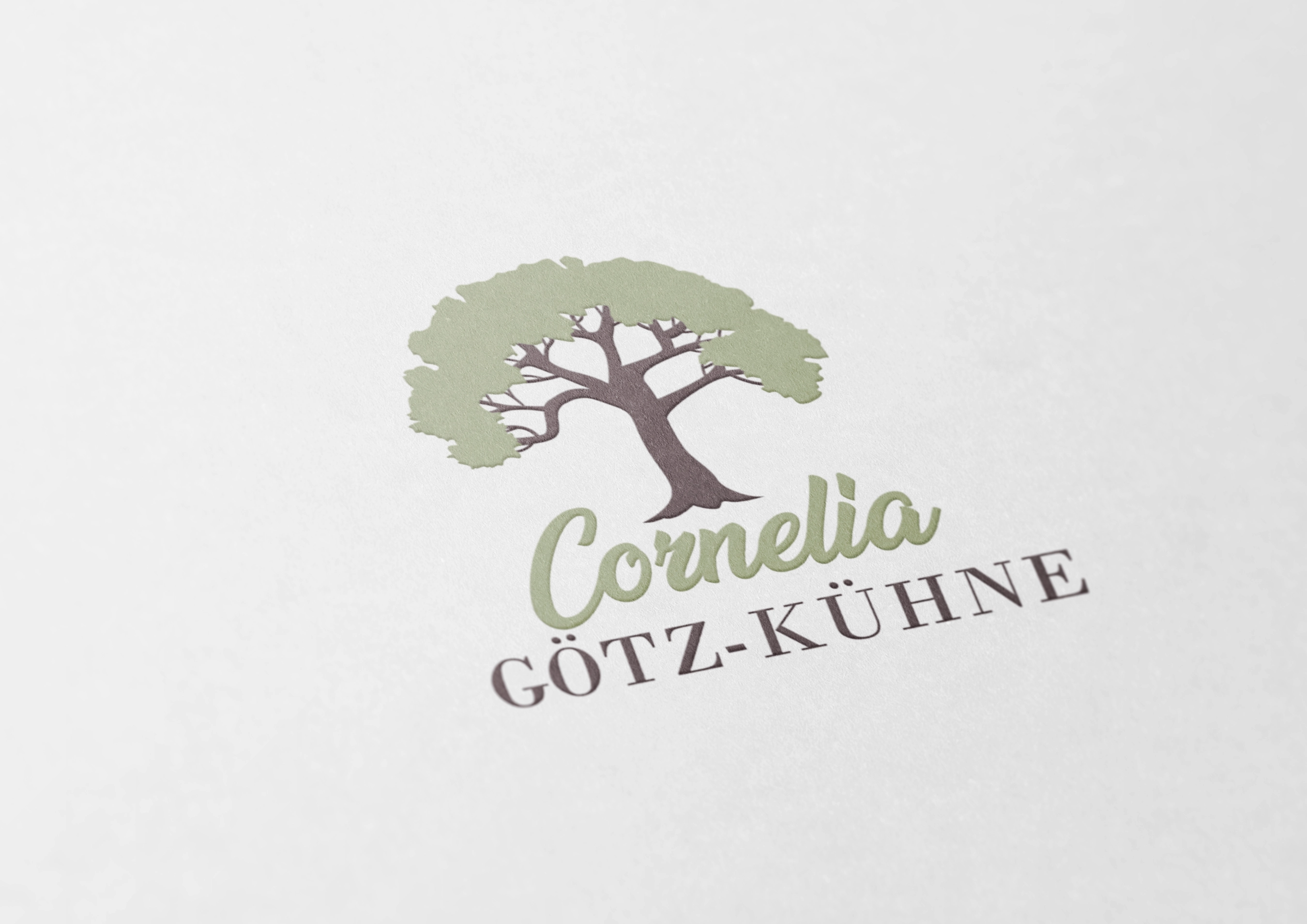 Das Logo von Cornelia Götz-Kühne zeigt einen Olivenbaum.