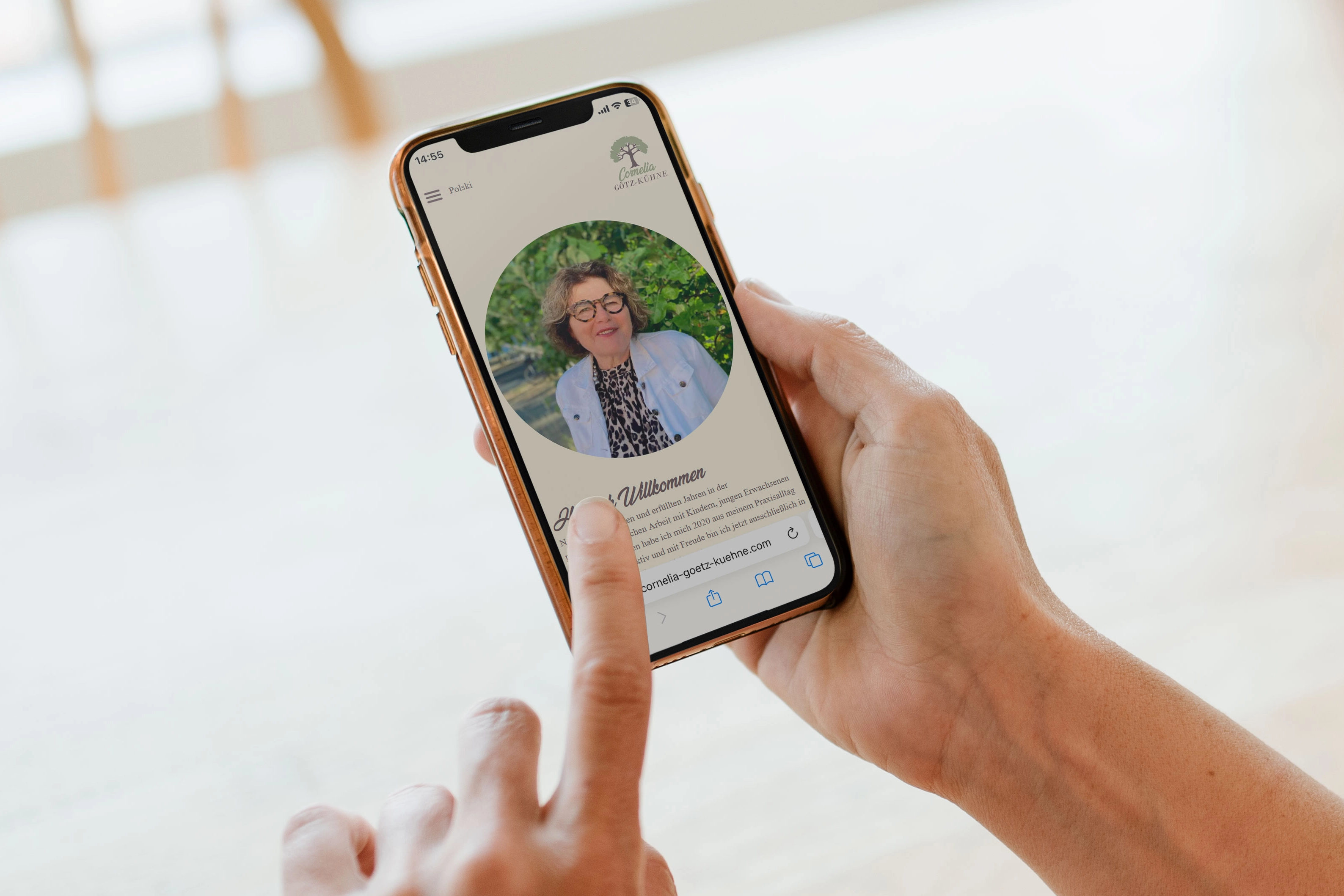 Startseite der Website von Cornelia Götz-Kühne auf dem Smartphone.