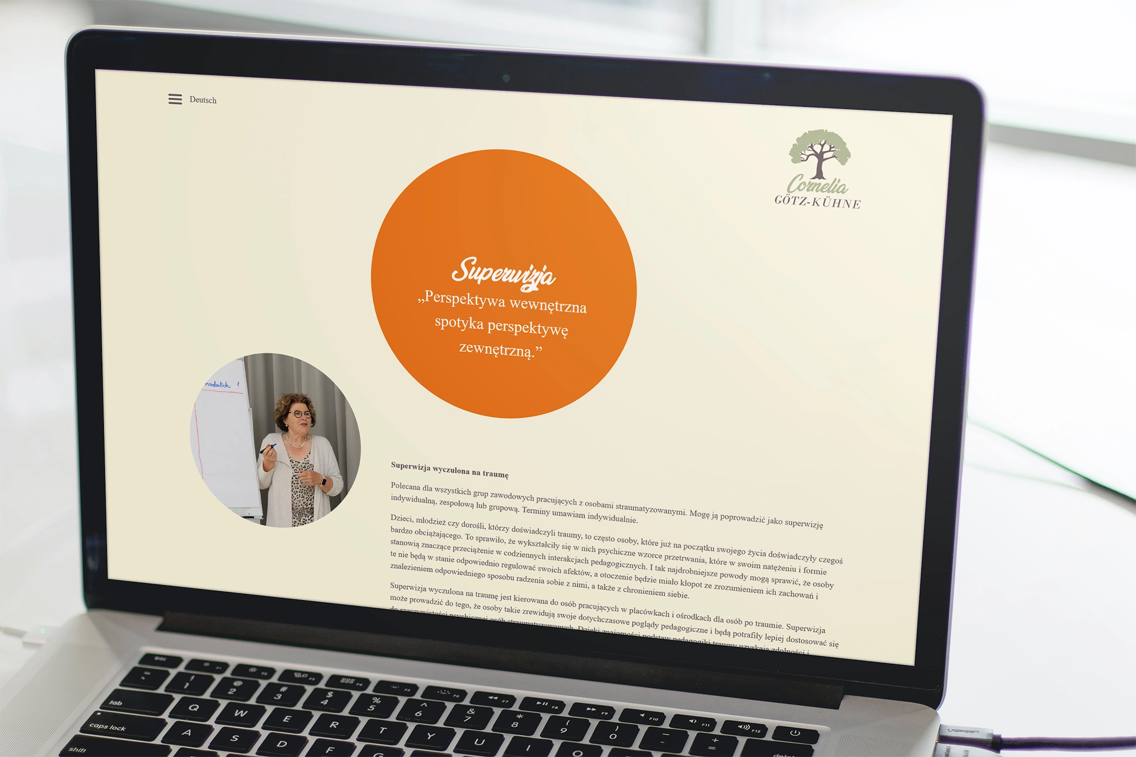 Die Website von Cornelia Götz-Kühne in Polnisch auf einem Laptop.