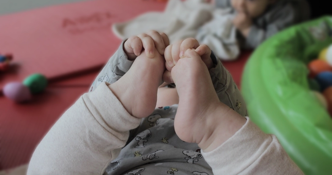 Foto aus dem kurs Babymassage mit Babyfüßen.