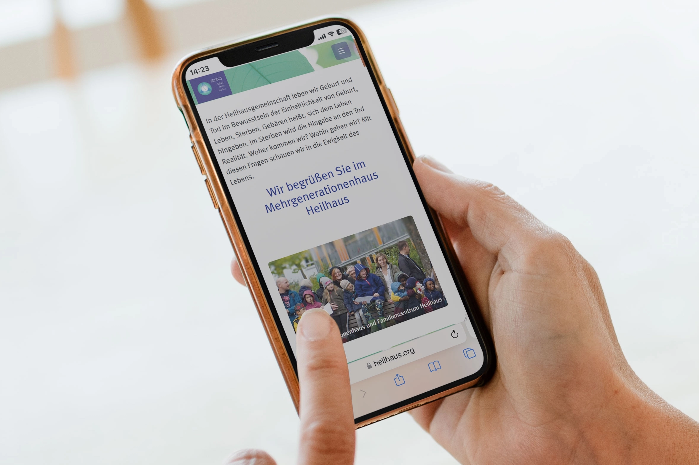 Startseite des Mehrgenerationenhospizes Heilhaus Kassel auf Smartphone.