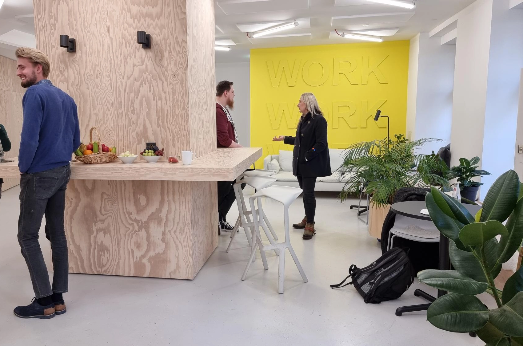 Mitarbeitende in Zweier-Gesprächen bei Workshop.