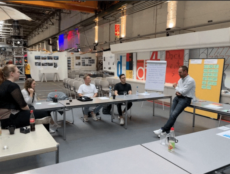 Workshop mit Mitarbeitenden der Firma Hübner in Gesprächsrunde.