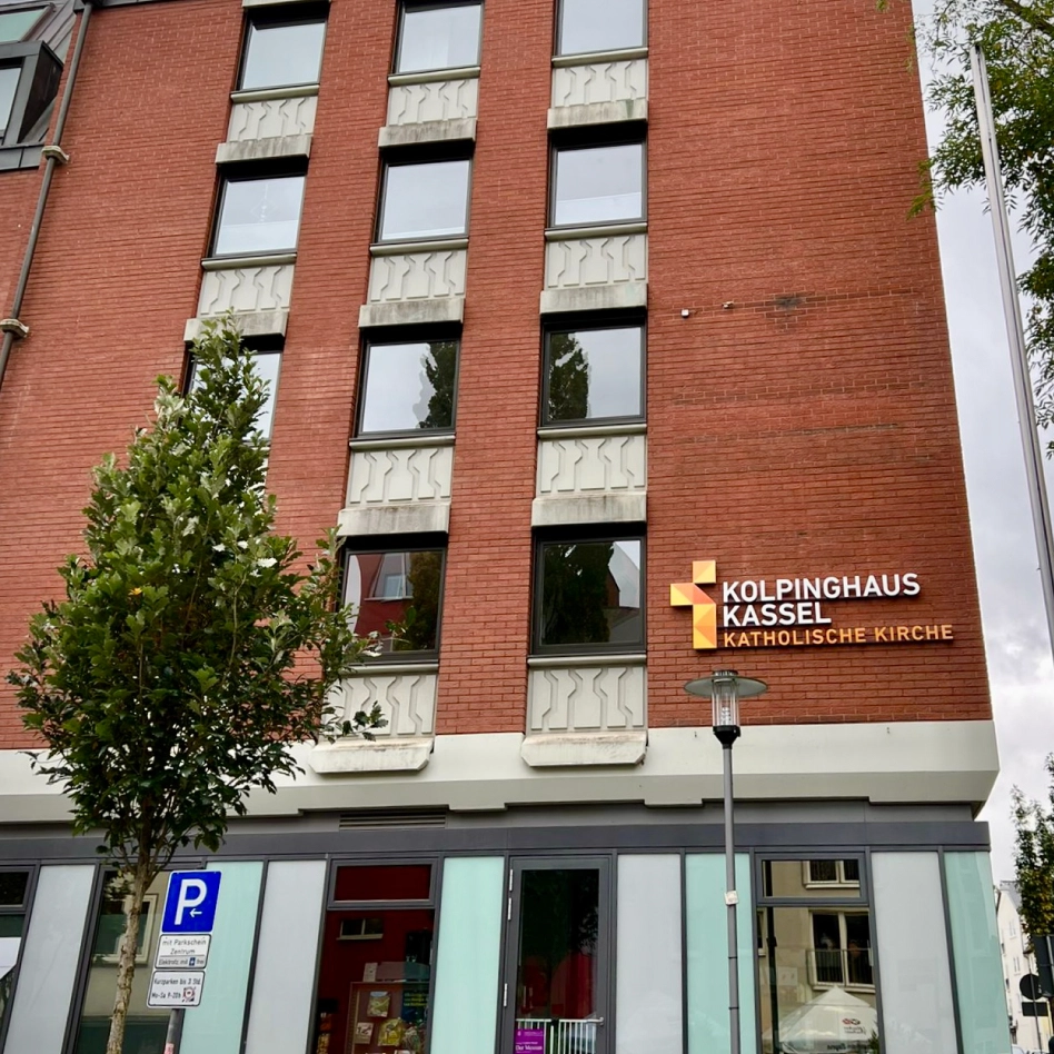 Logo an der Fassade.