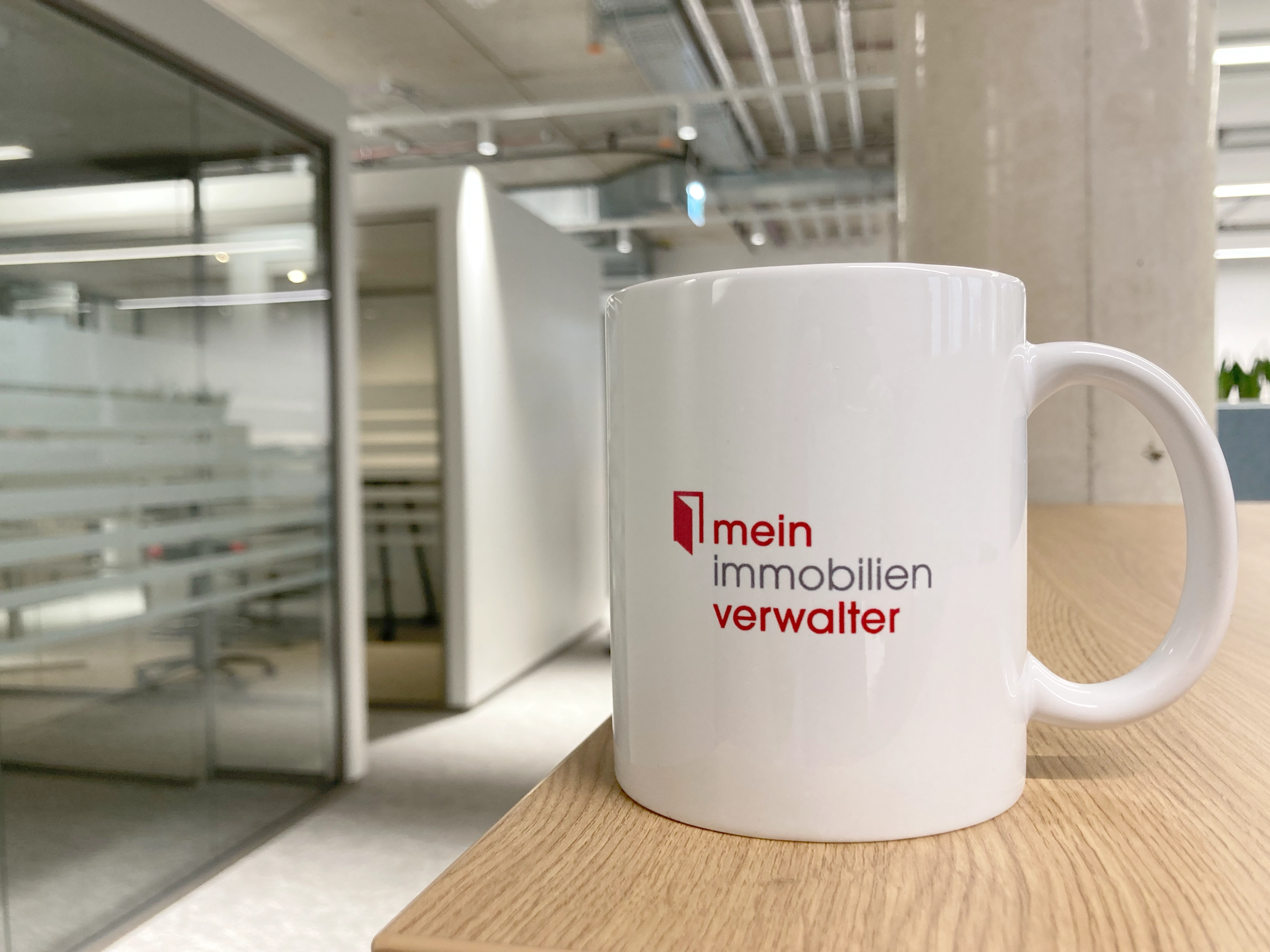 Tasse mit neuem Logo des Verwalters.