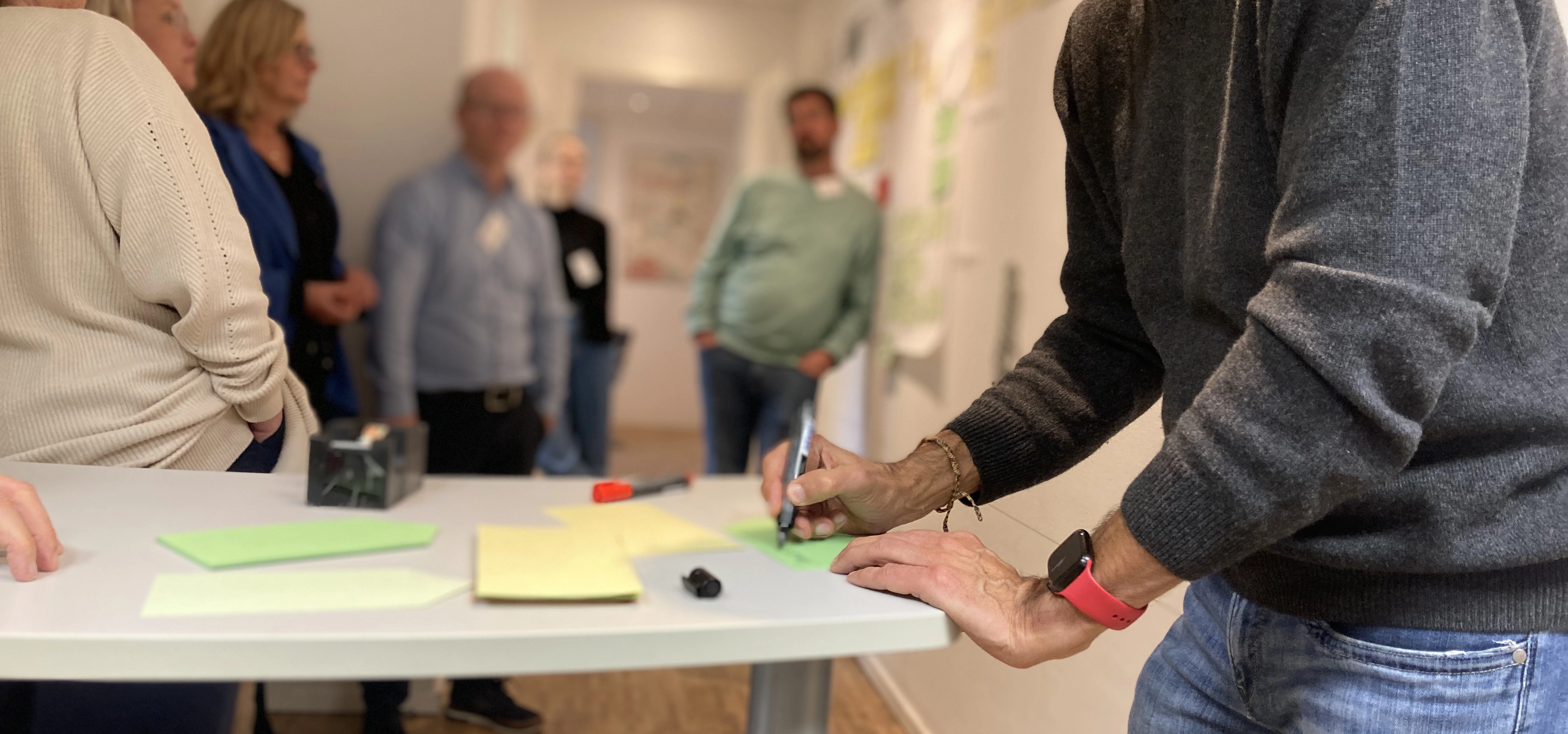 Moderator des Workshops sichert Ergebnisse auf Karte.