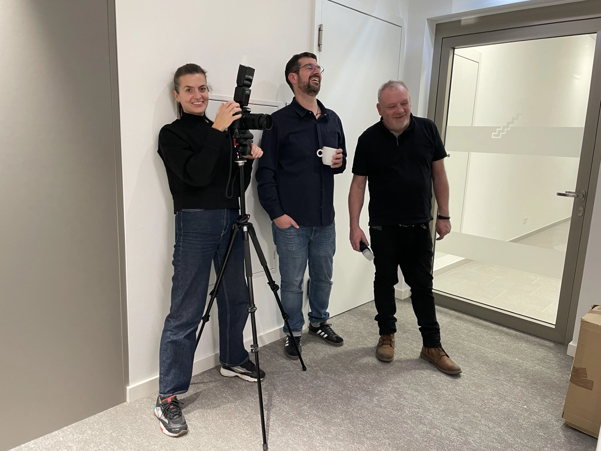 Drei Mitarbeitende bei einem Fotoshooting mit mein-Immobilienverwalter Kassel.