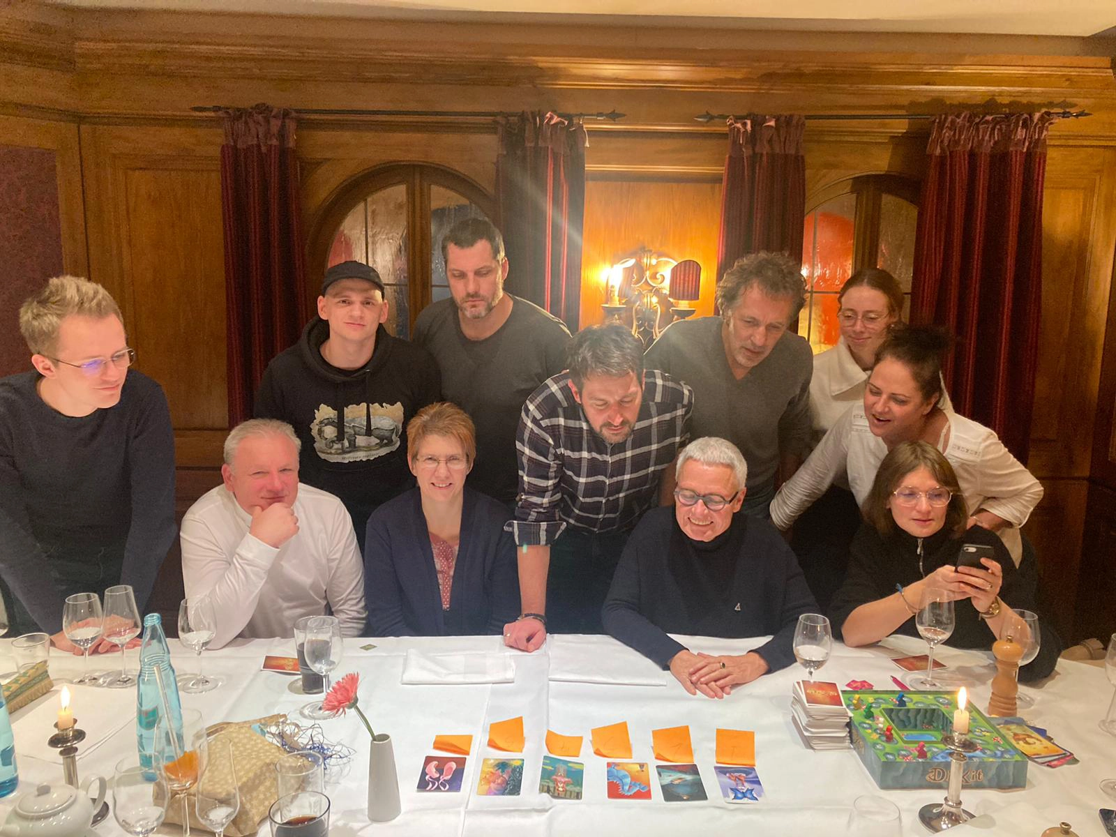 Das Team Ossa spielt Dixit bei der Weihnachstfeier.