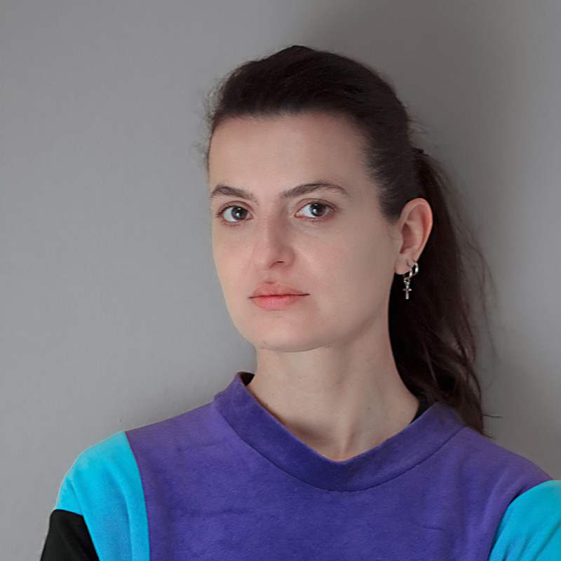 Porträt der Grafikerin und Fotografin Maya Sikorska-Reymann.